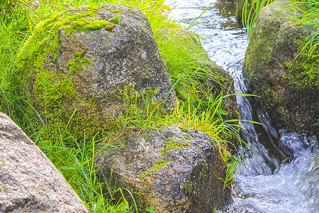 小瀑布河和布罗根山的溪流 哈尔兹德国远足石头木头旅行公园旅游环境橙子流动瀑布图片