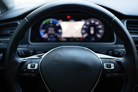 特写新型电动车的方向盘 内部驾驶舱 电按钮 数字车速表 电动车控制装置 巡航控制按钮 速度限制 汽车信号图片