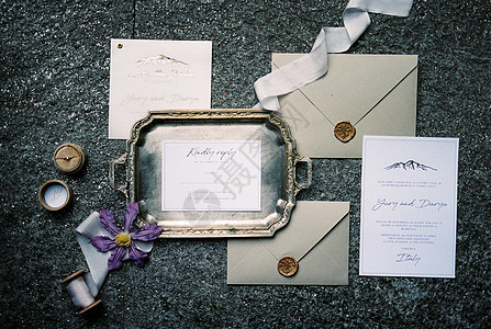 婚礼邀请函就放在信封和托盘旁边图片