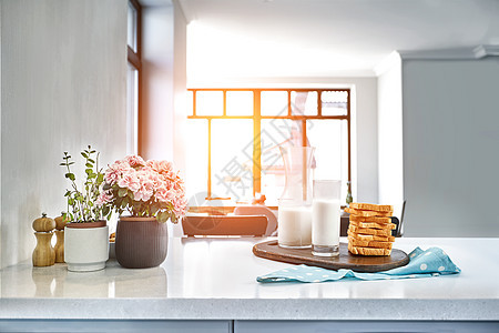 烤小麦面包切片和牛奶在桌上 早上早餐黄油杯子公寓房子小吃炊具蜂窝蜂蜜厨房周年图片