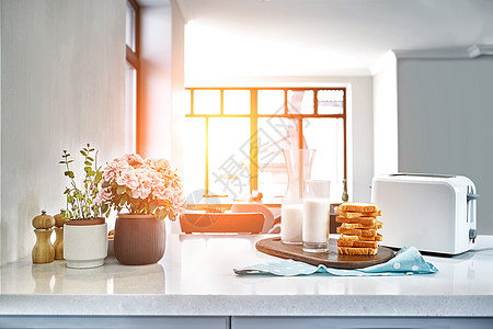 烤小麦面包切片和牛奶在桌上 早上早餐黄油阴影蛋黄糕点公寓烹饪房子杯子小吃厨房图片