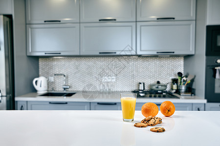 厨房桌上有橙汁杯子的曲奇饼 背景模糊小吃活力果汁饮食盘子运动饼干橙子甜点水果图片