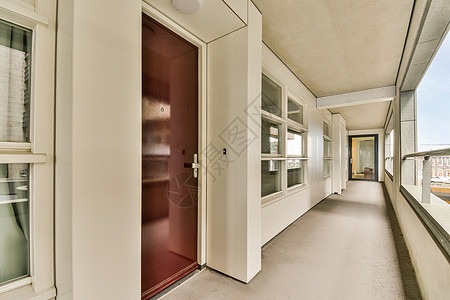 带有楼梯的公寓入口大厅大堂门厅走廊日光白色木头住宿主义者住房极简图片