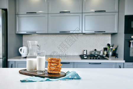 烤小麦面包切片和牛奶在桌上 早上早餐用具杯子油炸炊具厨房器具小吃周年纪念日蜂窝图片