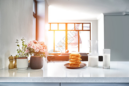 烤小麦面包切片和牛奶在桌上 早上早餐糕点黄油烹饪纪念日阴影厨房周年炊具公寓蜂蜜图片