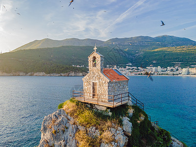 是亚得里亚海的一个小岛 位于布德瓦的黑山市 它位于黑山的镇对面 上面有个小教堂旅游城堡爬坡教会堡垒建筑学蓝色建筑海景海滩图片