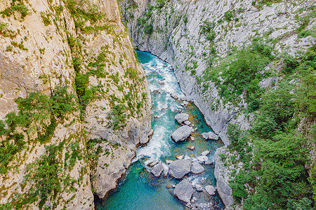 莫拉卡河的绿松石色最纯净的水流过峡谷 周游黑山概念蓝色灰色旅行悬崖山沟爬坡汽车风景森林假期图片