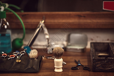 木制棕色桌子上的理发店工具 刮胡子和理发的门廊职业推介会木头剃须美发反射护理古董配件梳子图片