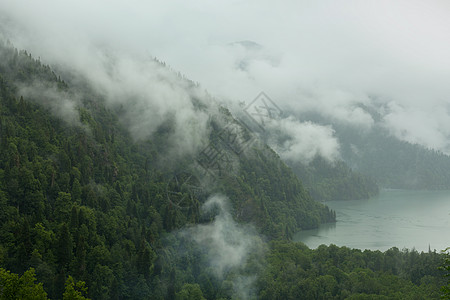 雾中山湖森林旅游旅行天空天气薄雾公园反射风景图片