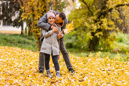 年幼父亲和小女孩在秋天公园散步薄荷孩子享受家庭男性公园父母生活幸福童年图片
