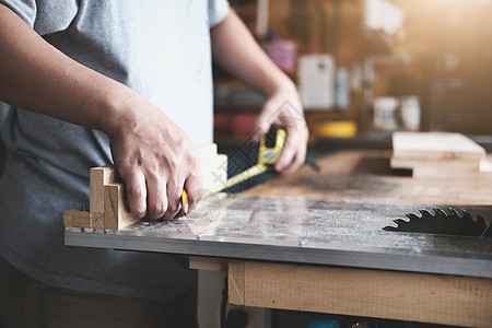 自己动手的概念工匠使用卷尺组装木件 为顾客制作木桌维修工人操作员工业职业作坊机械车削裁剪男性图片