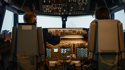 船长和女副驾驶员 在驾驶舱准备飞行飞机图片