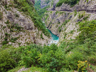 莫拉卡河的绿松石色最纯净的水流过峡谷 周游黑山概念地质学森林蓝色公园鸟瞰图荒野风景爬坡裂痕旅行背景图片