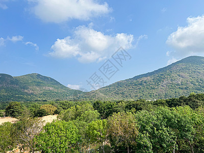 所见自然风光 群山环抱 还有绿树成荫 更添美景图片