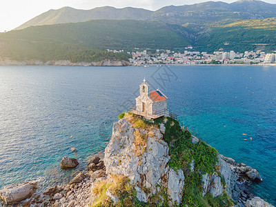 是亚得里亚海的一个小岛 位于布德瓦的黑山市 它位于黑山的镇对面 上面有个小教堂海滩石头天空海岸街道堡垒码头爬坡季节旅行图片