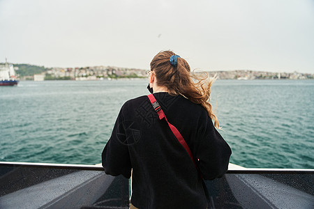 一位年轻女性仰慕博斯普鲁海峡和伊斯坦布尔的观景图片