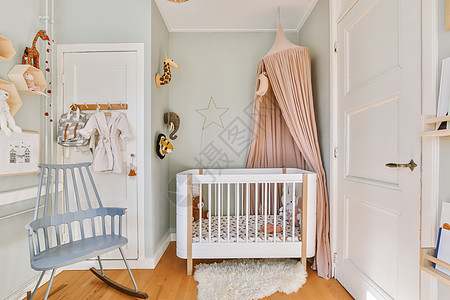 带小床的轻便舒适婴儿房窗户木地板婴儿财产椅子家具白色住宅公寓装饰图片