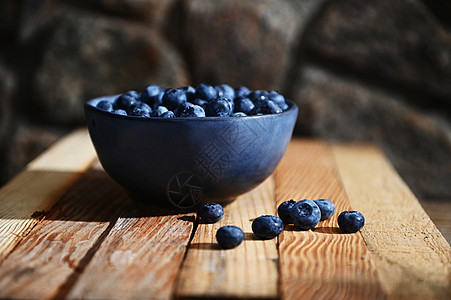 一个蓝陶瓷碗 新鲜野生草莓蓝莓 从一个有机农场里以木箱为背景而出图片