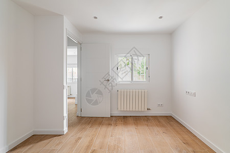 清空的白色房间 有窗户和自然光线 新装修的房间的内部维修房子建筑学建造地面压板地板办公室建筑住房图片