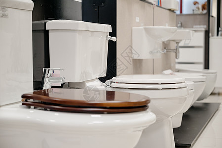 水管店里新装的一排白色马桶贸易管道销售店铺座位制品零售卫生间商业房间图片