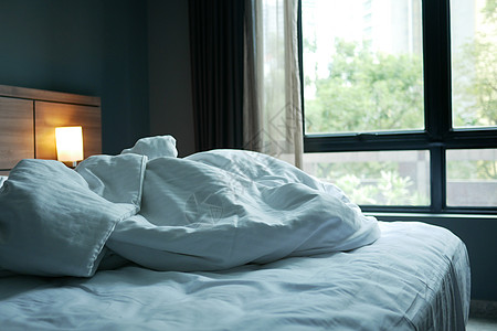 早上睡得乱七八糟的床 醒来后睡得乱成一团亚麻枕头房子床单织物卧室房间毯子羽绒被图片