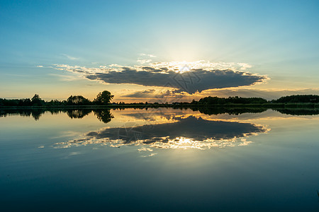 湖水云的反射风景蓝色日落地平线太阳墙纸自然镜子天空阳光图片