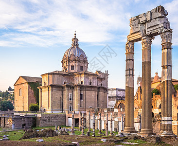 在意大利罗马罗马古罗马建筑上 以蓝色的天空照亮了日出光芒教会景观柱子历史性太阳街道废墟艺术历史旅游图片