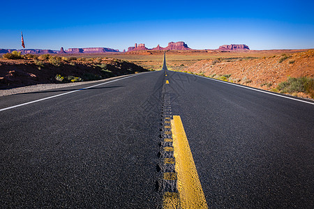 前往美国犹他州古迹谷地的传说性公路旅行地标沙漠驾驶冒险自由石头地平线路线纪念碑台面图片