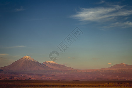 智利 南美洲阿塔卡马沙漠的利坎卡布火山日落图片