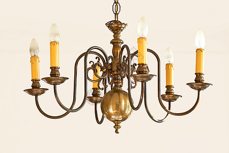 适合大堂或餐厅的优雅复古吊灯 金色蜡烛像皇家维多利亚室内风格设计的照明对象 挂着许多灯泡的黄铜枝形吊灯图片