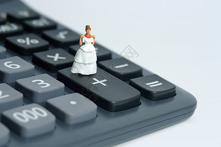 新娘的婚纱预算 微型人物插画概念 站在计算器上方的女人 图片照片裙子花束婚姻经济储蓄传统现金金融插图幸福图片