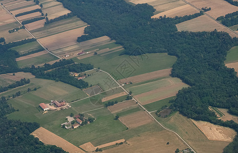 从飞机对农村地区进行空中观察背景