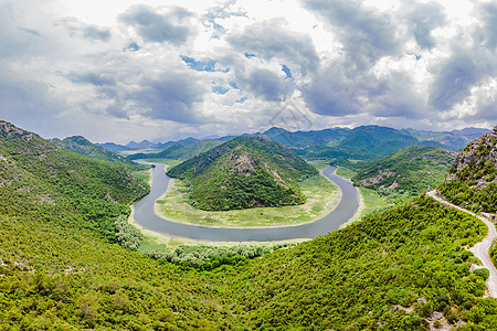 Skadar湖海岸附近的河峡谷 黑山最著名的景象之一 河流在山区与向后流动之间转变金字塔旅游全景旅行曲线天线公园峡谷场景风景图片