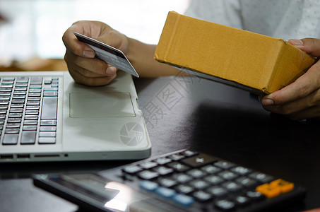 通过信用卡在线购物 包装产品以将包裹发送到邮局 互联网营销业务技术概念图片
