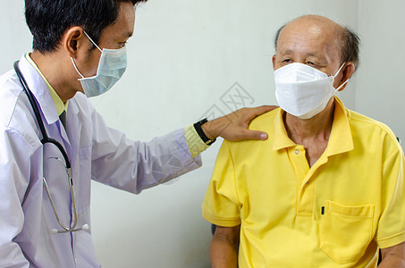 医生抱住他的肩膀 与一个生病的老人交谈 鼓励他 笑声退休保健疾病走廊病人检查疼痛访问微笑男性图片