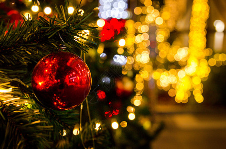 红球 装饰圣诞树的装饰品 新年和圣诞节日 复制空间背景图片