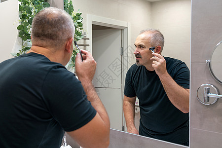 早上洗手间用泡沫擦刮剃刀的人皮肤男性中年胡须浴室隔断胡子凝胶镜子成人图片