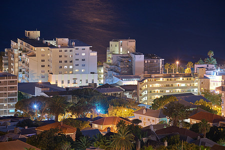 具有电灯 基础设施和海洋或海洋背景的城市建筑夜景在国外旅游目的地 南非开普敦市中心与城市建筑图片