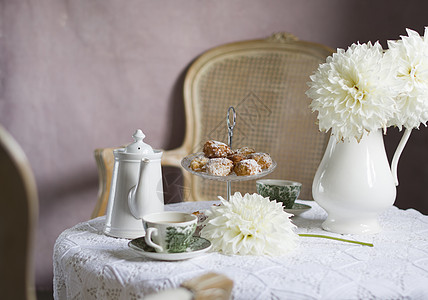 英国风格的茶叶休息 古老的静止生活 自制面包 花束英语餐具装饰草本绿色花朵杯子早餐古董糕点图片