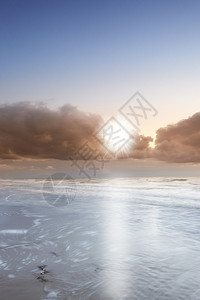 Copyspace 在海上与多云的黄昏天空背景在地平线上在日落时 加利福尼亚州圣地亚哥多利松海滩平静的海水 壮丽的风景 适合休闲图片