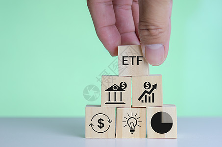 木制立方体块图标 ETF 交易所交易基金在桌子上 商业股票市场金融指数基金概念服务储蓄安全房地产资产交换生长财富帐户利润图片