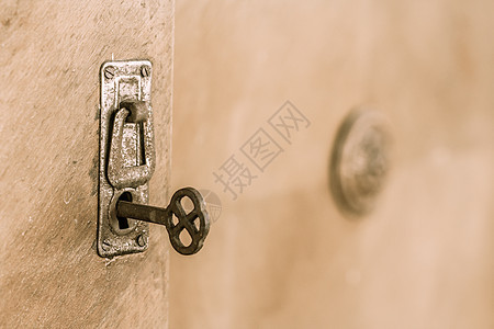 有旧锁的旧门 有选择地聚焦于钥匙图片