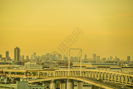 在横滨天空漫步时 看到横滨的市太阳建筑街景美景摩天大楼海岸景观港口蓝天日落图片
