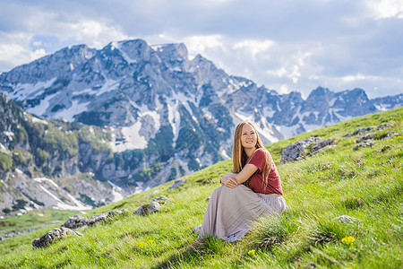 黑山美丽的杜米托尔国家公园杜米托尔山湖景中的女游客 拥有湖泊冰川和反射山爬坡公园远足丘陵森林妈妈国家旅行旅游草地图片
