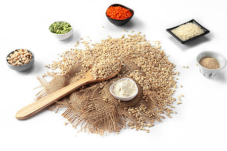 大米 小麦 玉米大麦 quinoa和小米在木碗中 顶楼铺有复制空间美食稀饭种子纤维麸质燕麦团体粮食谷物豆子图片