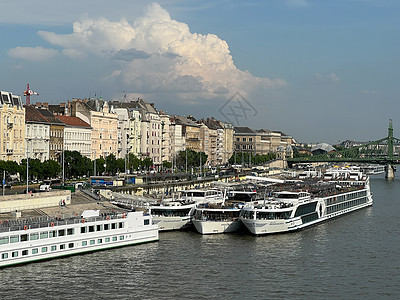 匈牙利布达佩斯岸堤的远洋渡船 匈牙利图片