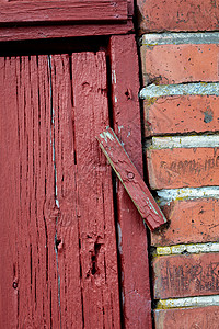门关上一张面砖楼的旧红色木制门 很可能是住宅区的一栋房子 入口处锁上了锁子 (笑声)图片