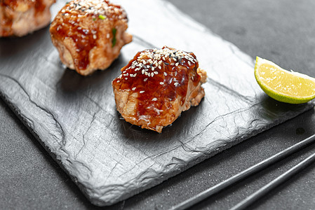 配有芝麻籽种子的板块上的鸡大豆辣椒厨房盘子胡椒炙烤美食油炸午餐家禽图片