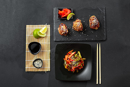深色背景中的烤蔬菜和其他亚洲食物 照烧鸡肉和烤韩国蔬菜 亚洲食物组合图片