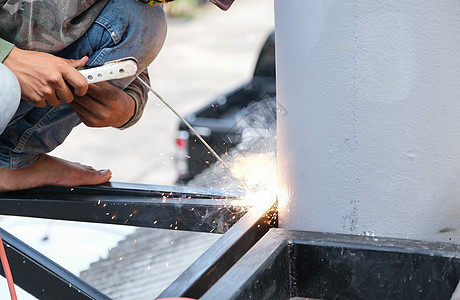 焊工正在焊接钢铁结构 添加到房屋中劳动生产仓库劳动者技术工人火焰火炬手套火花图片